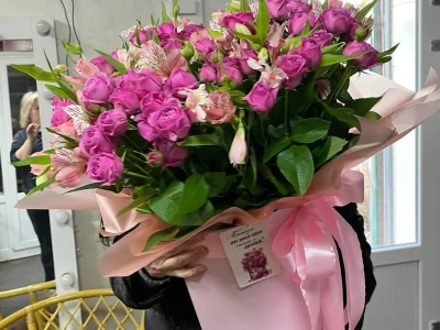 Большая композиция в шляпной коробке с пионовидными розами и альстромерией 