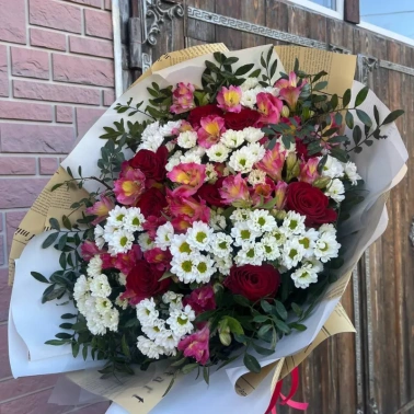 Букет с ромашковой хризантемой, розами и альстромерией