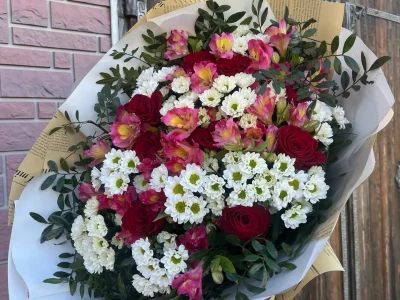 Букет с ромашковой хризантемой, розами и альстромерией