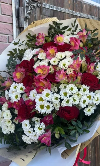 Букет с ромашковой хризантемой, розами и альстромерией