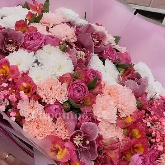 Букет в розовых тонах с орхидеями