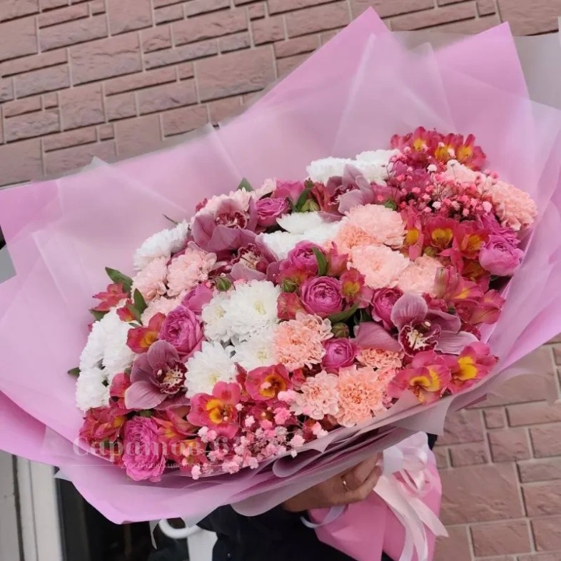 Букет в розовых тонах с орхидеями