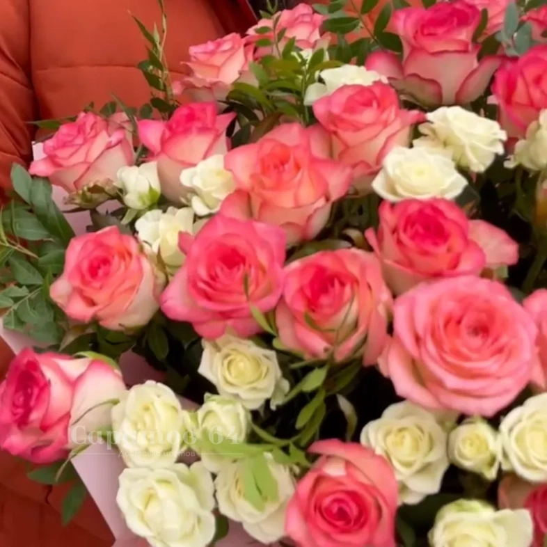 Композиция из кустовых и одноголовых роз в круглой коробке