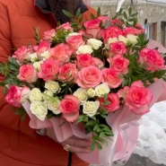 Композиция из кустовых и одноголовых роз в круглой коробке 1