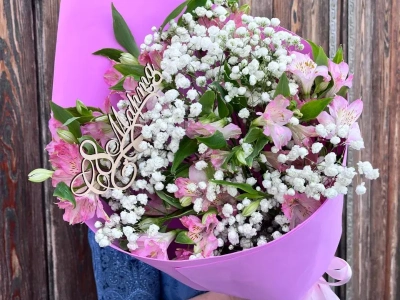 Букет 7 розовых альстромерий и гипсофила