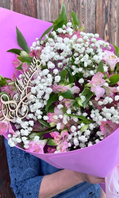 Букет 7 розовых альстромерий и гипсофила