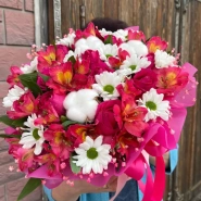 Композиция в коробке ромашковые хризантемы с альстромериями и розами 0