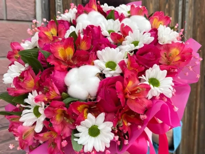 Композиция в коробке ромашковые хризантемы с альстромериями и розами