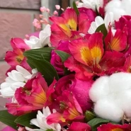 Композиция в коробке ромашковые хризантемы с альстромериями и розами 1