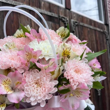 Цветы в сумочке нежные хризантемы, альстромерии и диантус