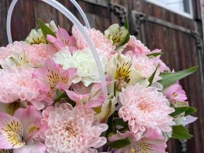 Цветы в сумочке нежные хризантемы, альстромерии и диантус