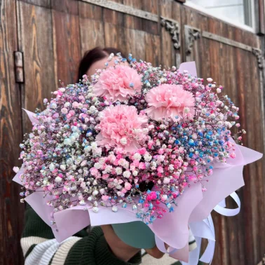 Композиция в круглой коробке: гипсофила и диантусы