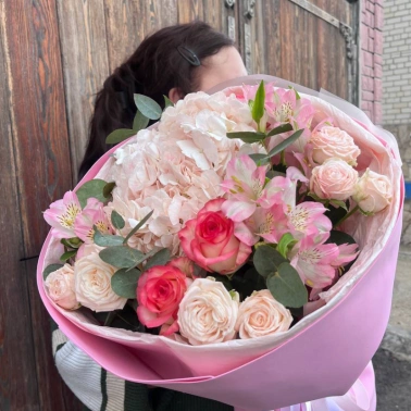 Круглый букет с гортензией и розами