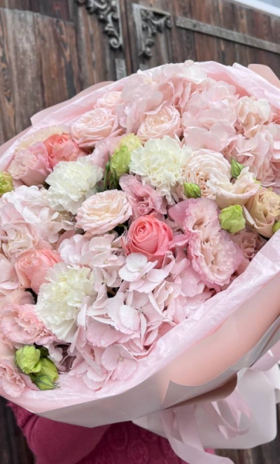 Круглый букет с гортензиями, диантусами, эустомами и розами