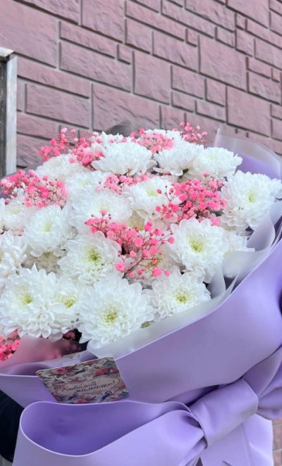 Букет круглый с хризантемами и гипсофилой