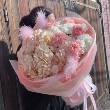 Круглый букет с гортензией, кустовой хризантемой и гвоздиками