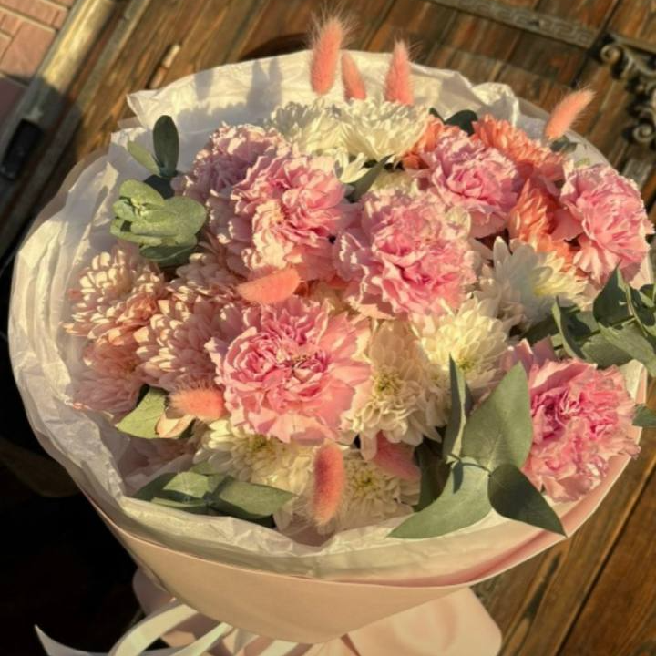 Сборный букет из хризантем и диантусов «Сладкий зефир»