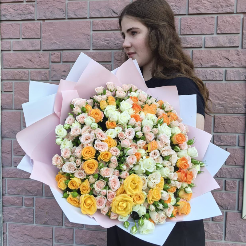 Букет 101 кустовая роза «Солнечный микс»