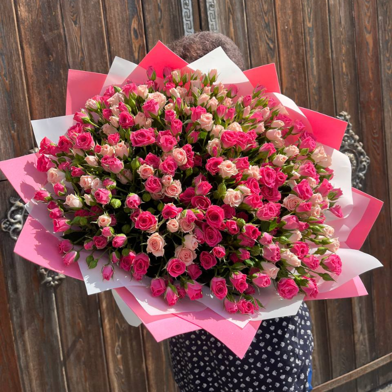 Букет 101 кустовая роза «Сочный микс»
