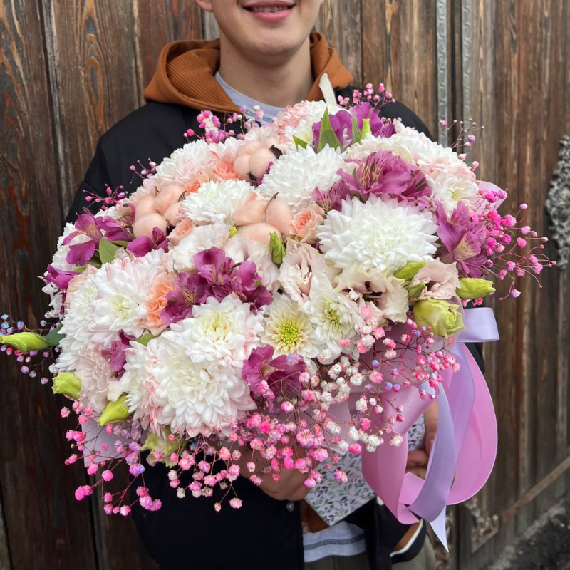 Композиция в коробке «трапеция с гипсофилой»